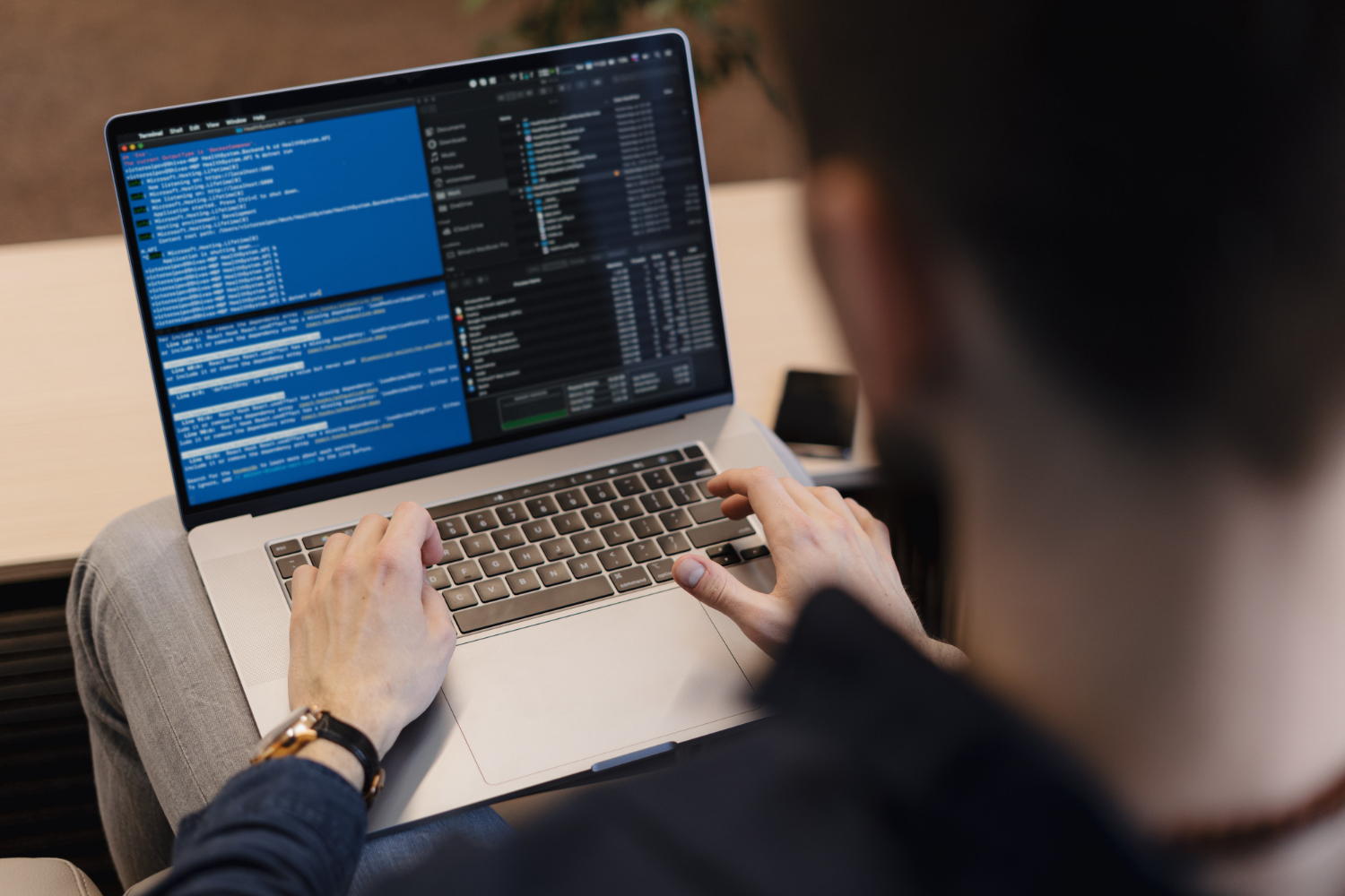 Equipo de trabajo moderno, símbolo de transformación digital